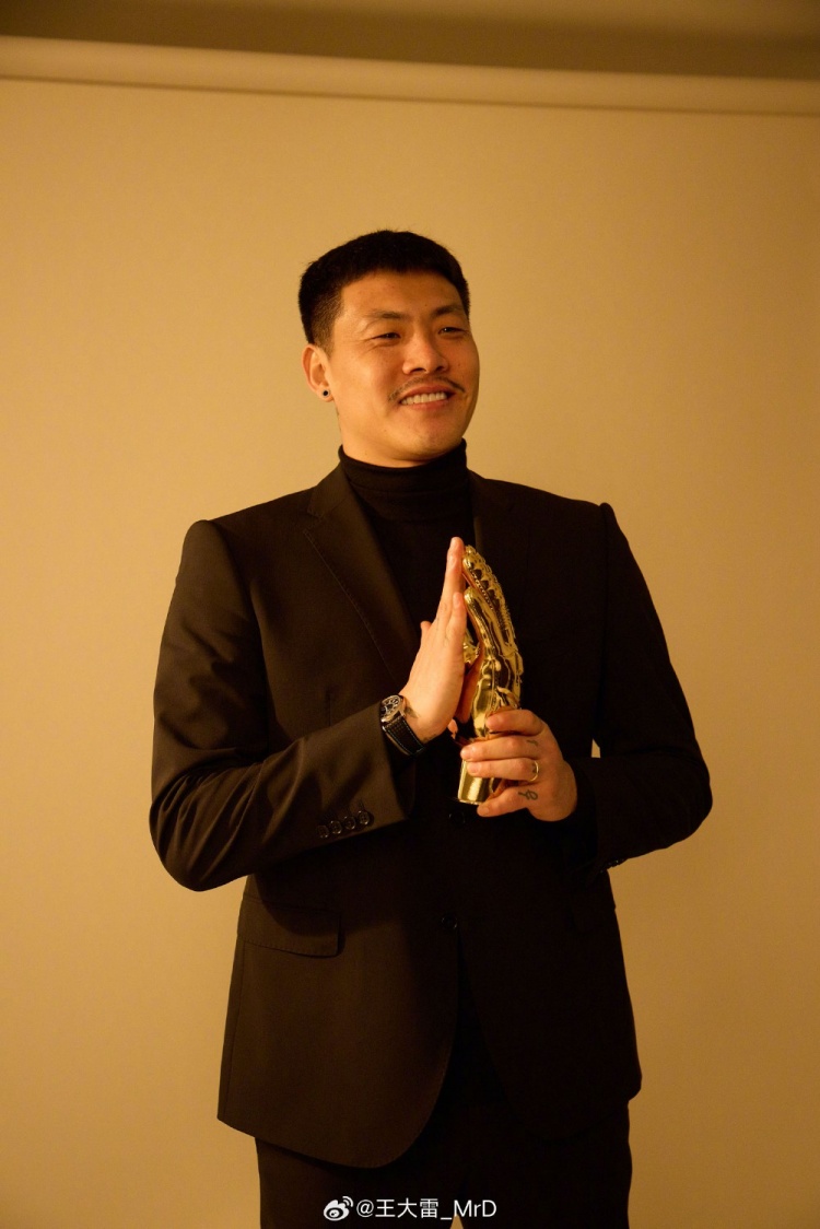  獲中國足球金手套獎，王大雷發(fā)文：既是榮譽也是鞭策自己的動力