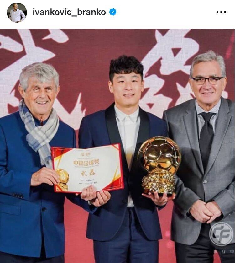  出席中國金球獎(jiǎng)?lì)C獎(jiǎng)儀式，伊萬曬與武磊、米盧同框照片