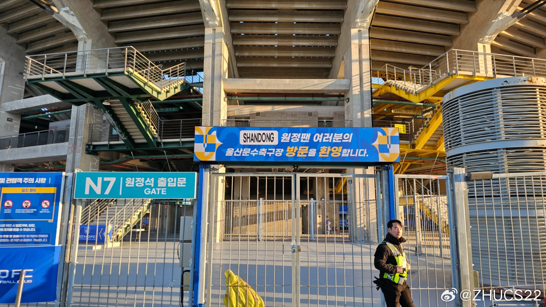  博主：蔚山現(xiàn)場(chǎng)工作人員、轉(zhuǎn)播車、安保在準(zhǔn)備撤場(chǎng)，場(chǎng)外一片安靜