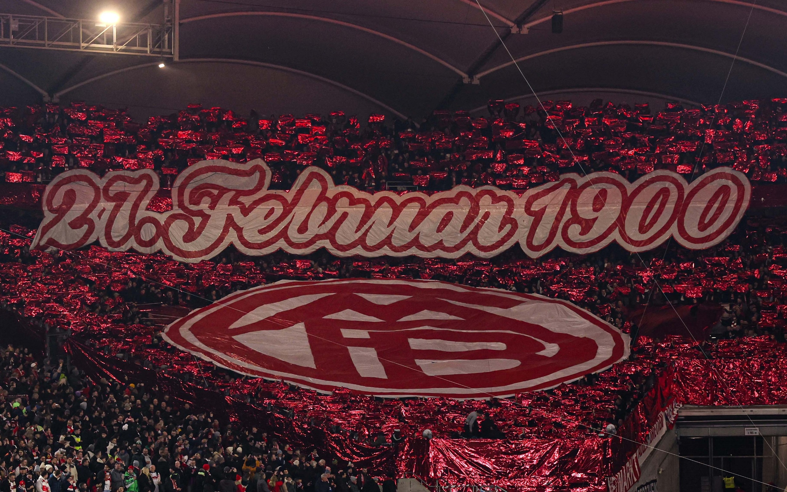  拜仁球迷在看臺(tái)展示TIFO，慶祝俱樂部成立125周年