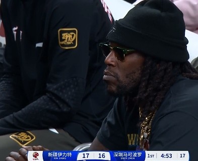  哦呦？你來了！新疆新外援哈雷爾場邊觀戰(zhàn)新疆主場vs深圳的比賽