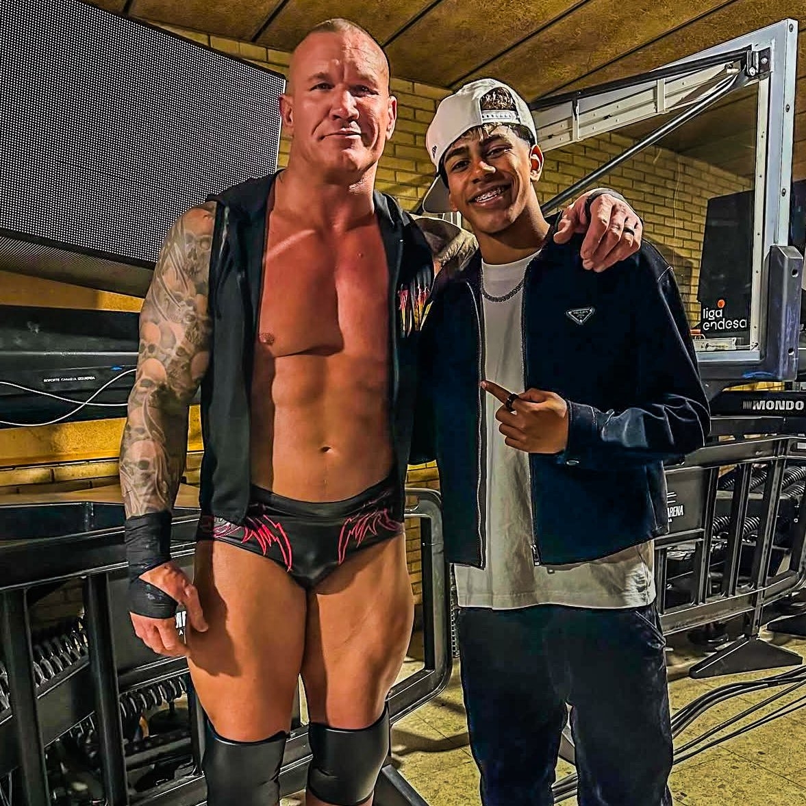 小心RKO！亞馬爾現(xiàn)場觀戰(zhàn)WWE，和奧爾頓、Triple H等合影