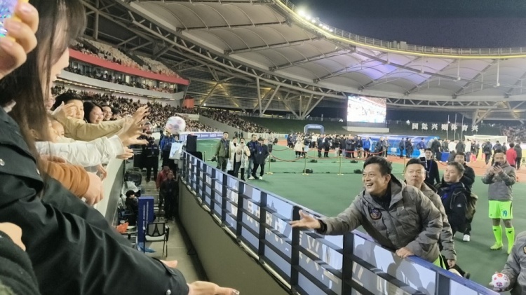  中國香港明星足球隊40載巡回賽樂山站，1-2不敵海浪明星足球隊