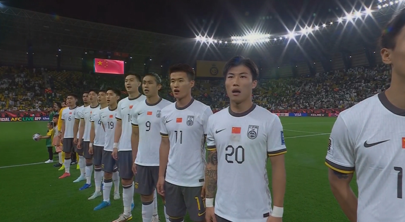  大戰(zhàn)一觸即發(fā)！賽前國(guó)歌儀式，國(guó)足首發(fā)11人高唱國(guó)歌