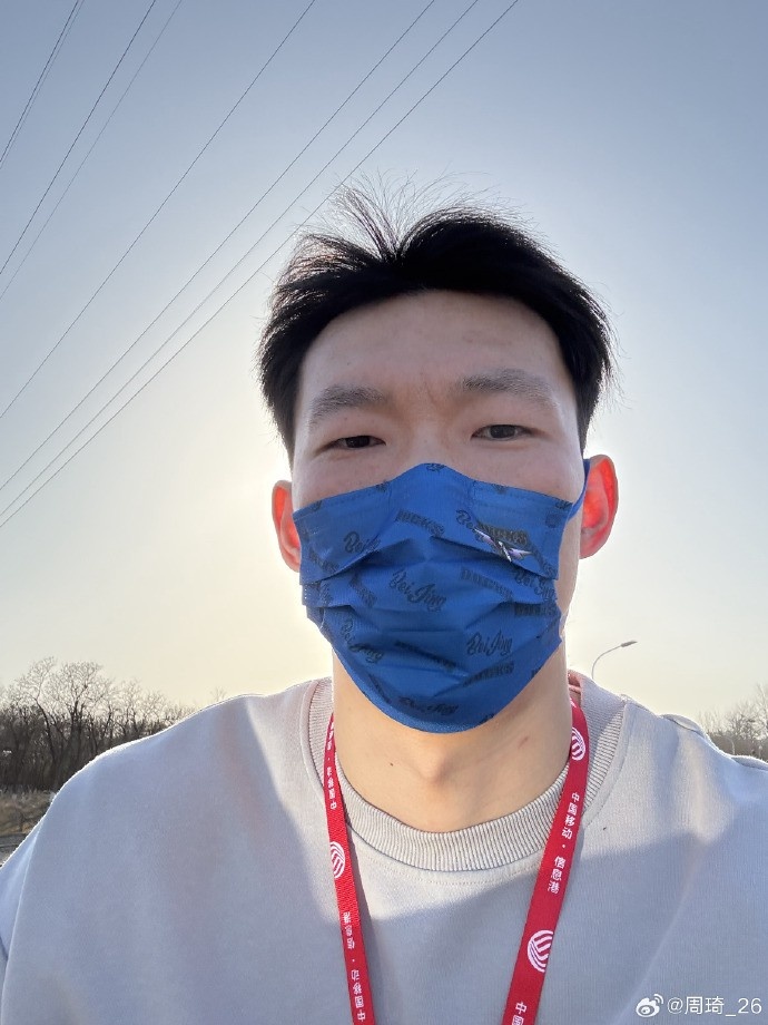  悠閑！周琦騎京牌電動(dòng)車(chē)出行：太陽(yáng)出來(lái)了 開(kāi)京牌兜兜風(fēng)！