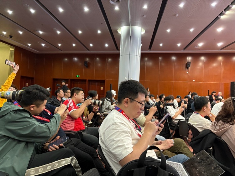  萬眾矚目！記者擠滿國足賽前新聞發(fā)布廳，賽場記者預(yù)計(jì)超300人