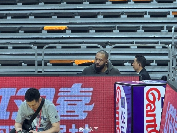 今晚不打？廣東主場(chǎng)迎戰(zhàn)廣廈 吉倫沃特一身便裝現(xiàn)身球館