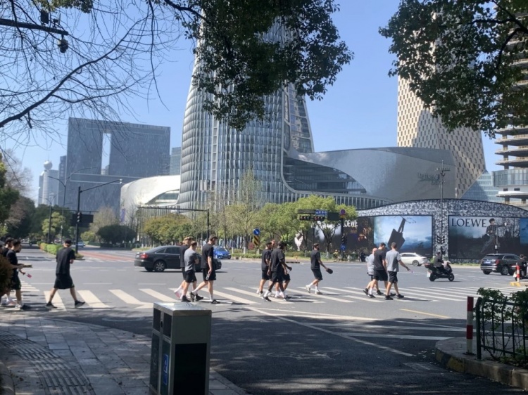  心態(tài)放松，有網(wǎng)友拍到澳大利亞隊早上在萬象城citywalk