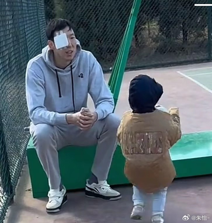  顧家好男人！記者曬出周琦手術(shù)后回歸家庭帶娃照片