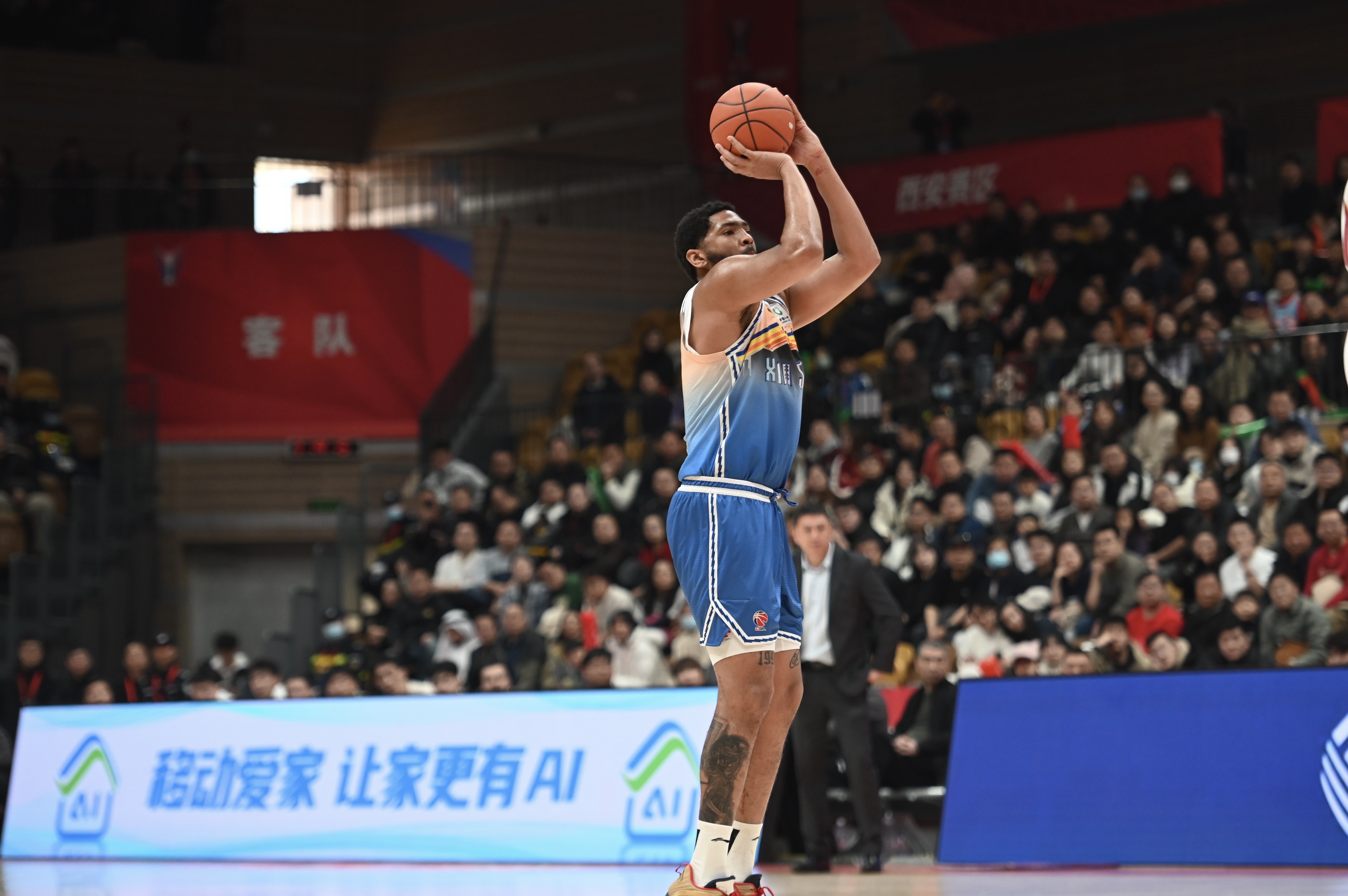  率先發(fā)力！新疆外援勞森首節(jié)7中5拿到11分 三分2中1